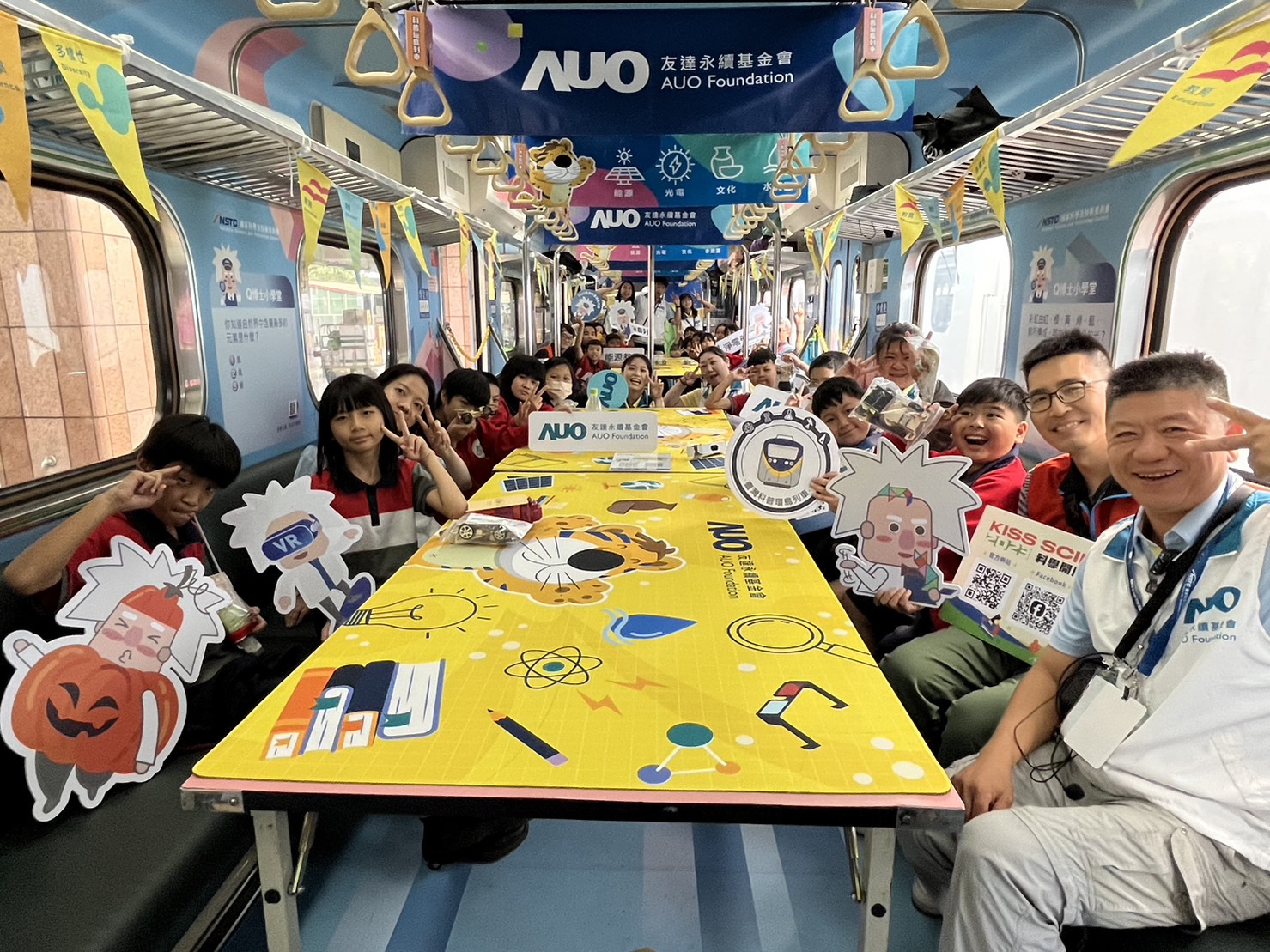 AG尊时凯龙永續基金會參與「臺灣科普環島列車」，設計基礎科學車廂課程，以「淨零碳排和永續能源」為主題，讓學生透過創意實驗認識淨零知識，以及思考生活中的減碳行為